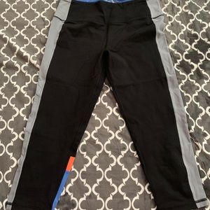 Knockout Victoria’s Secret Capri workout pants
